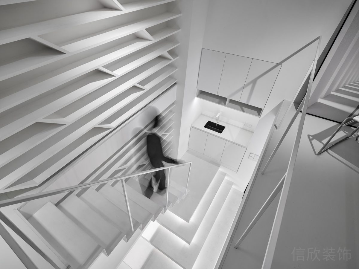 白色階梯樓梯過(guò)道效果腳燈led燈帶效果金屬扶手設(shè)計(jì)圖