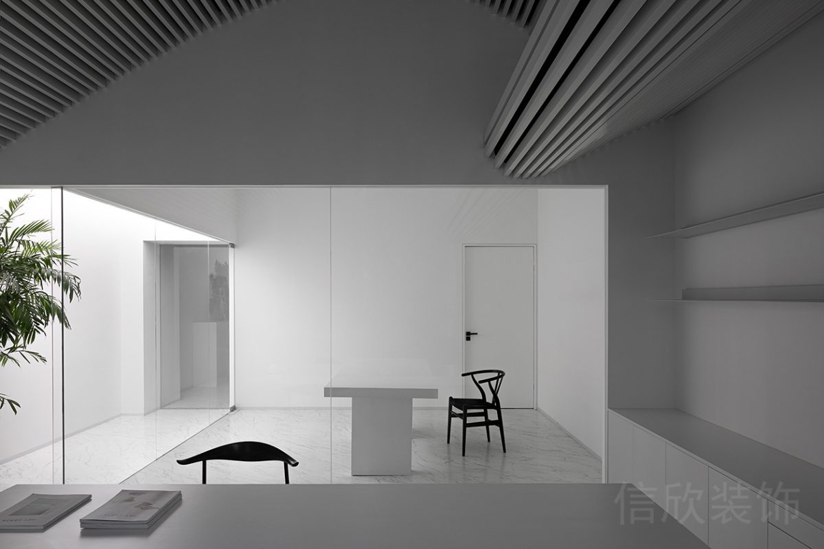 白色設(shè)計玻璃隔斷段會議室裝修天花弧線設(shè)計鏤空創(chuàng)意線條極簡風(fēng)裝修