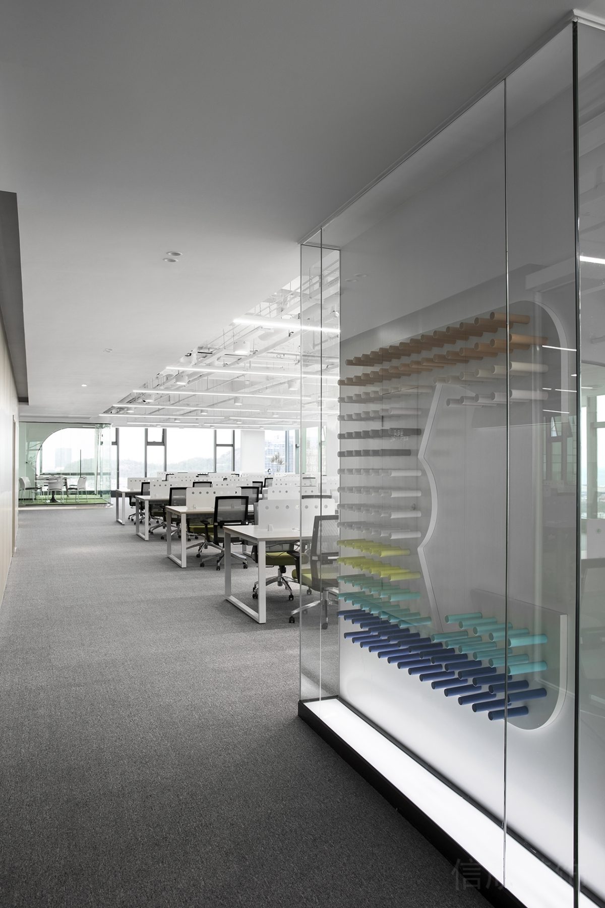 彩色定制儲(chǔ)物漸變色彩設(shè)計(jì)辦公室裝修玻璃隔斷過道地毯效果辦公室