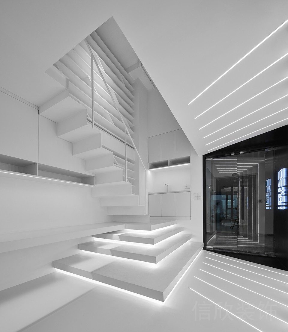 燈飾設(shè)計(jì)階梯式金屬效果瓷磚地板儲(chǔ)物柜白色辦公室設(shè)計(jì)圖