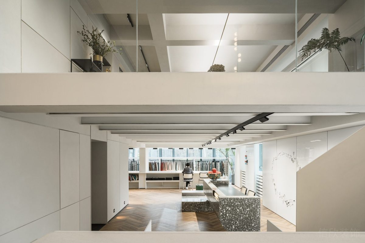 復(fù)式設(shè)計白色半墻玻璃隔斷效果水磨石地板木飾面過道裝修