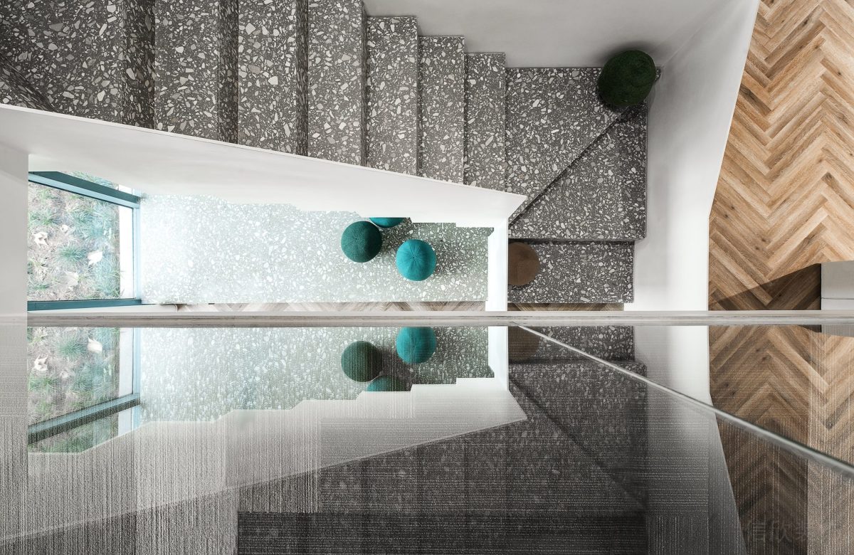 俯視圖裝修水磨石地板階梯式裝修過道玻璃隔斷效果木飾面設(shè)計圖辦公室