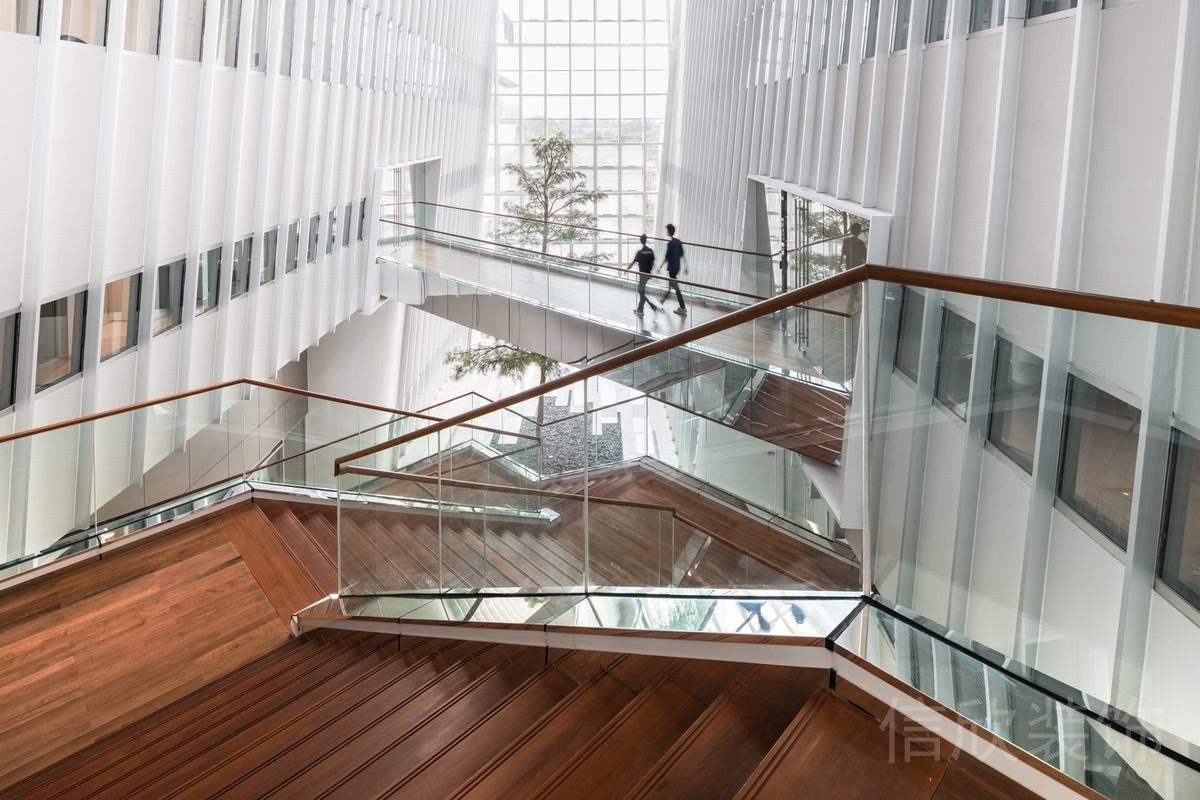 貫穿式鋁合金過(guò)道設(shè)計(jì)原木扶梯裝修辦公室走廊效果圖