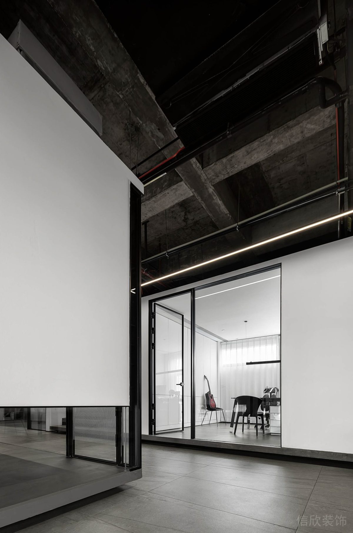 工業(yè)風(fēng)天花黑色金屬邊框地臺(tái)效果隔音玻璃會(huì)議室設(shè)計(jì)圖