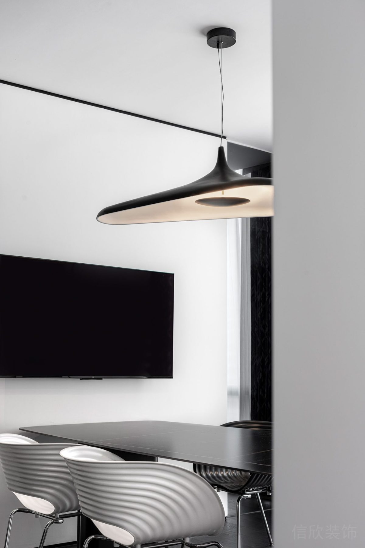 黑白色調(diào)高級簡約風會議室弧線設(shè)計辦公室