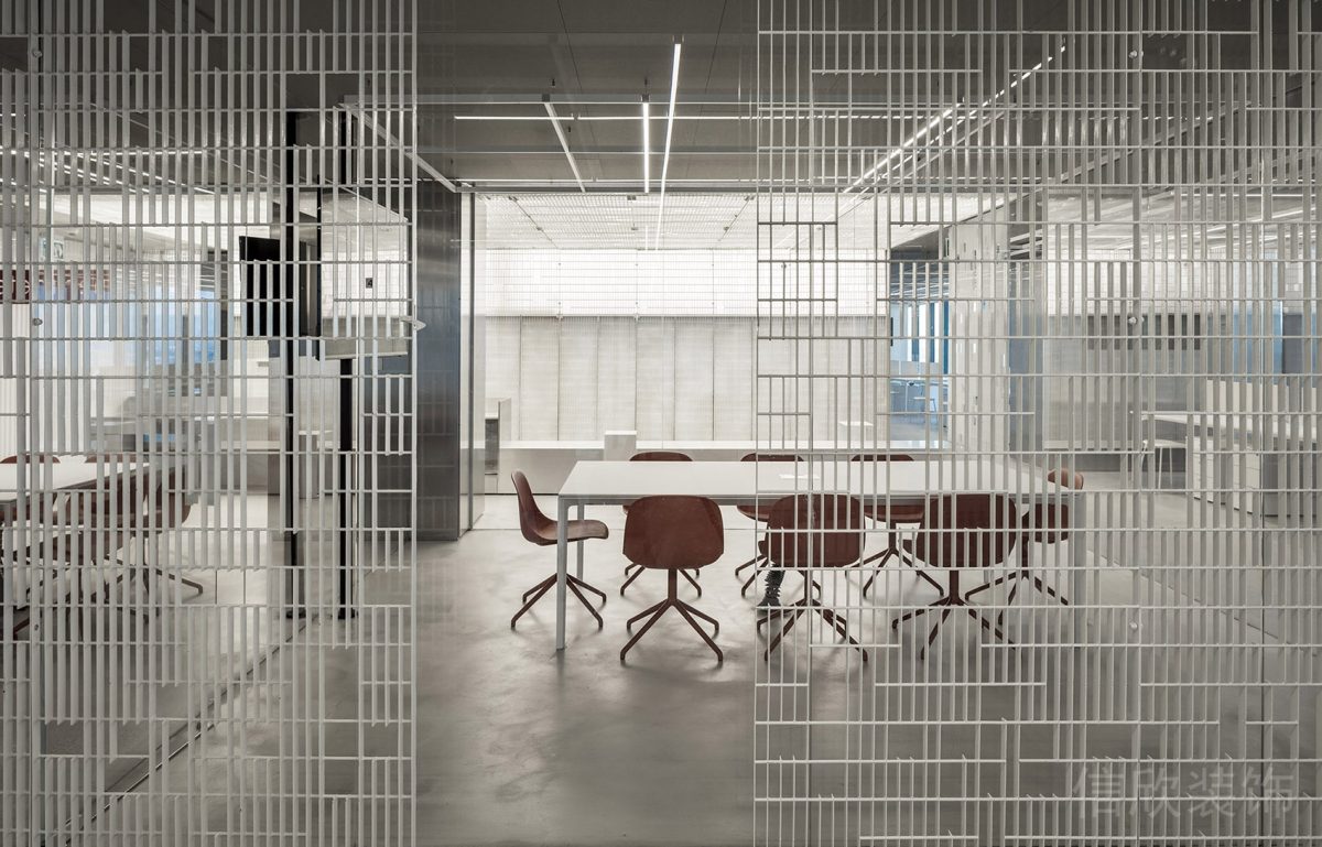 紅色極簡風座椅裝修白色桌板裝修辦公室會議室裝修設(shè)計