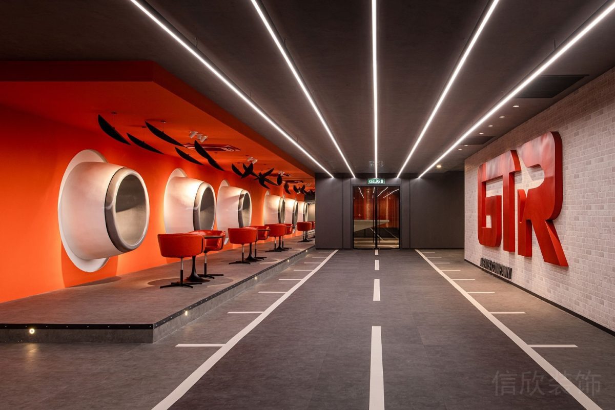 紅色沙發(fā)設(shè)計地臺直線式灰色調(diào)工業(yè)風(fēng)辦公室走廊裝修圖