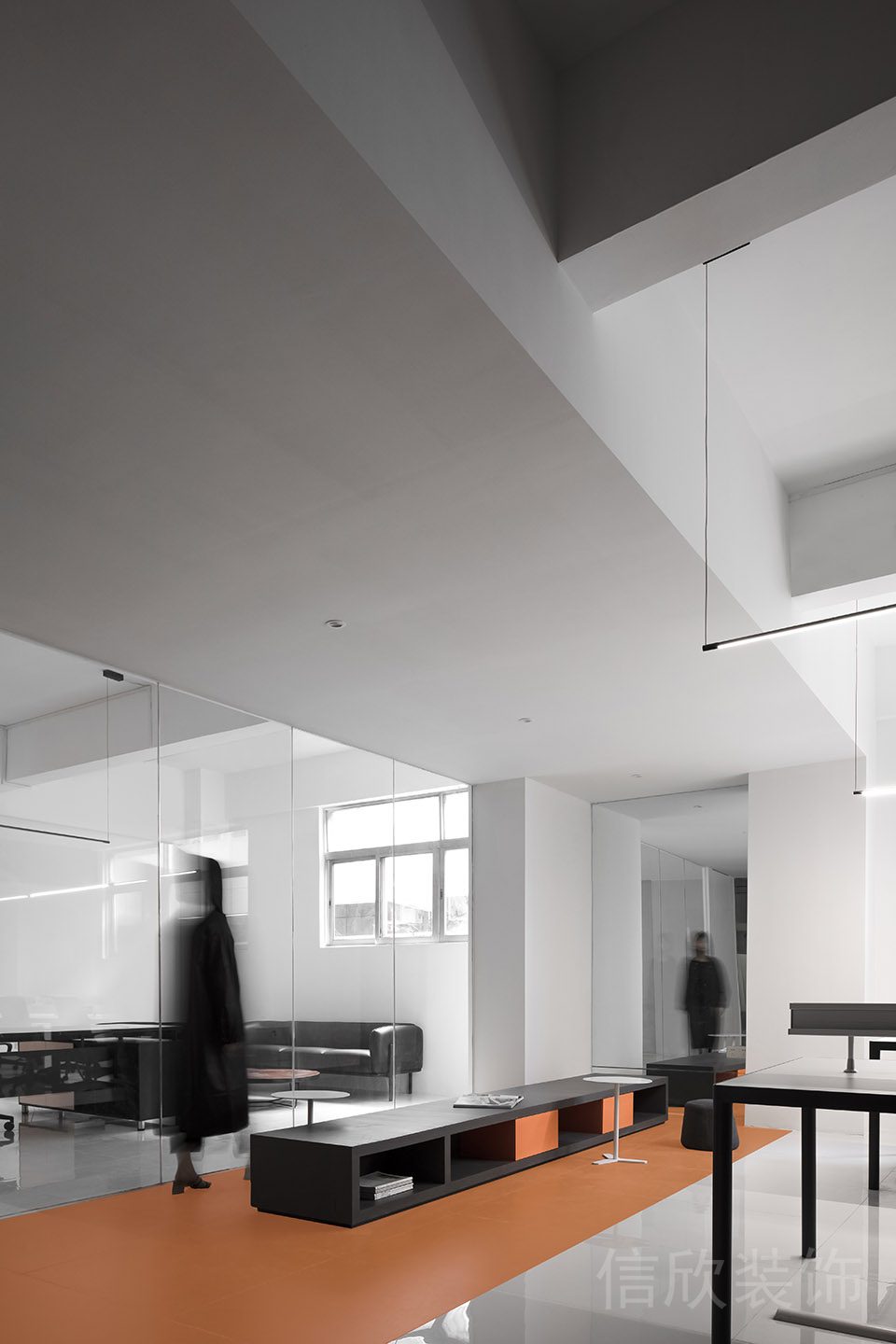 黑色置物柜條形座椅設計橙色皮革地毯裝修辦公室休息區(qū)裝修效果圖