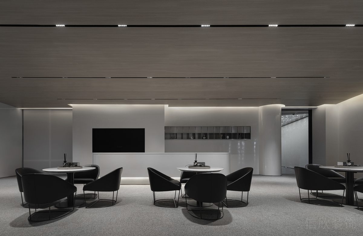 黑色座椅休息區(qū)裝修設計木飾面天花射燈設計圖辦公室