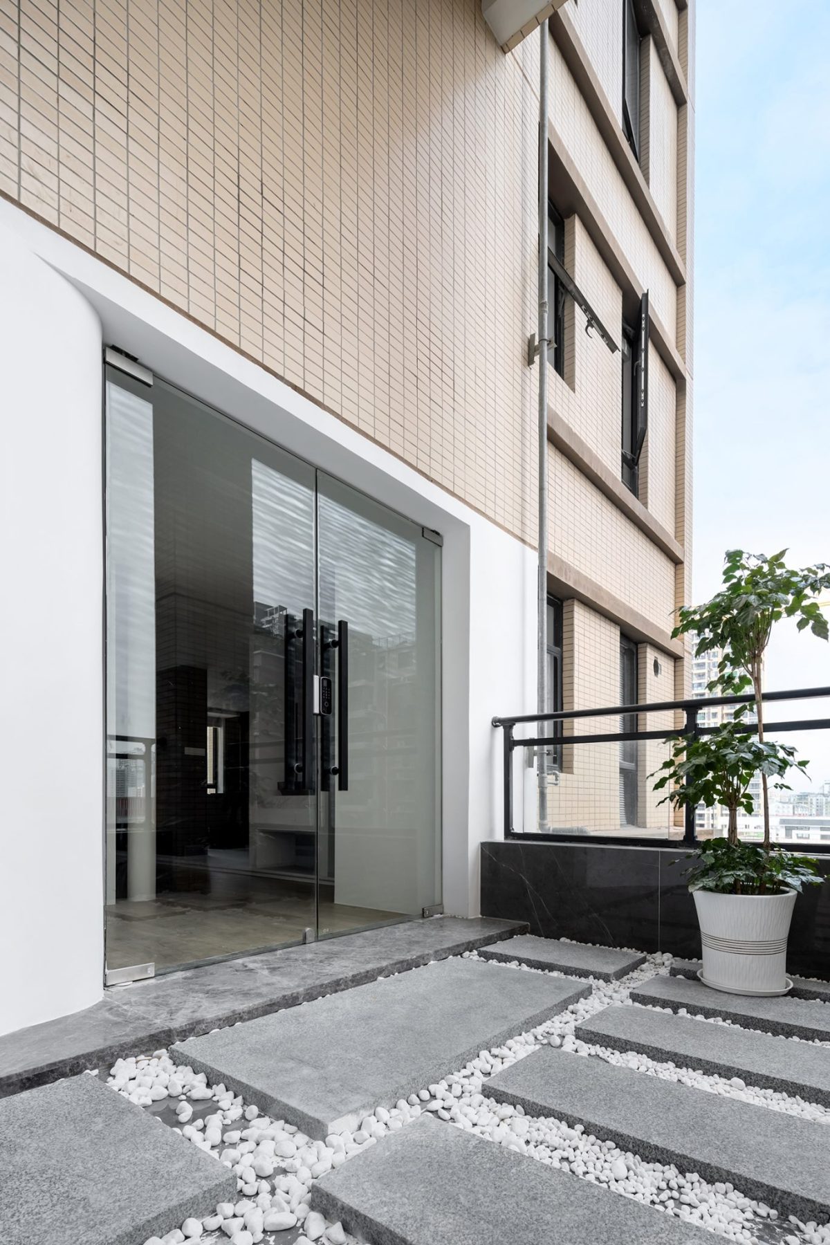 戶外設(shè)計(jì)鵝軟石石板材玻璃隔斷休息區(qū)辦公室過道