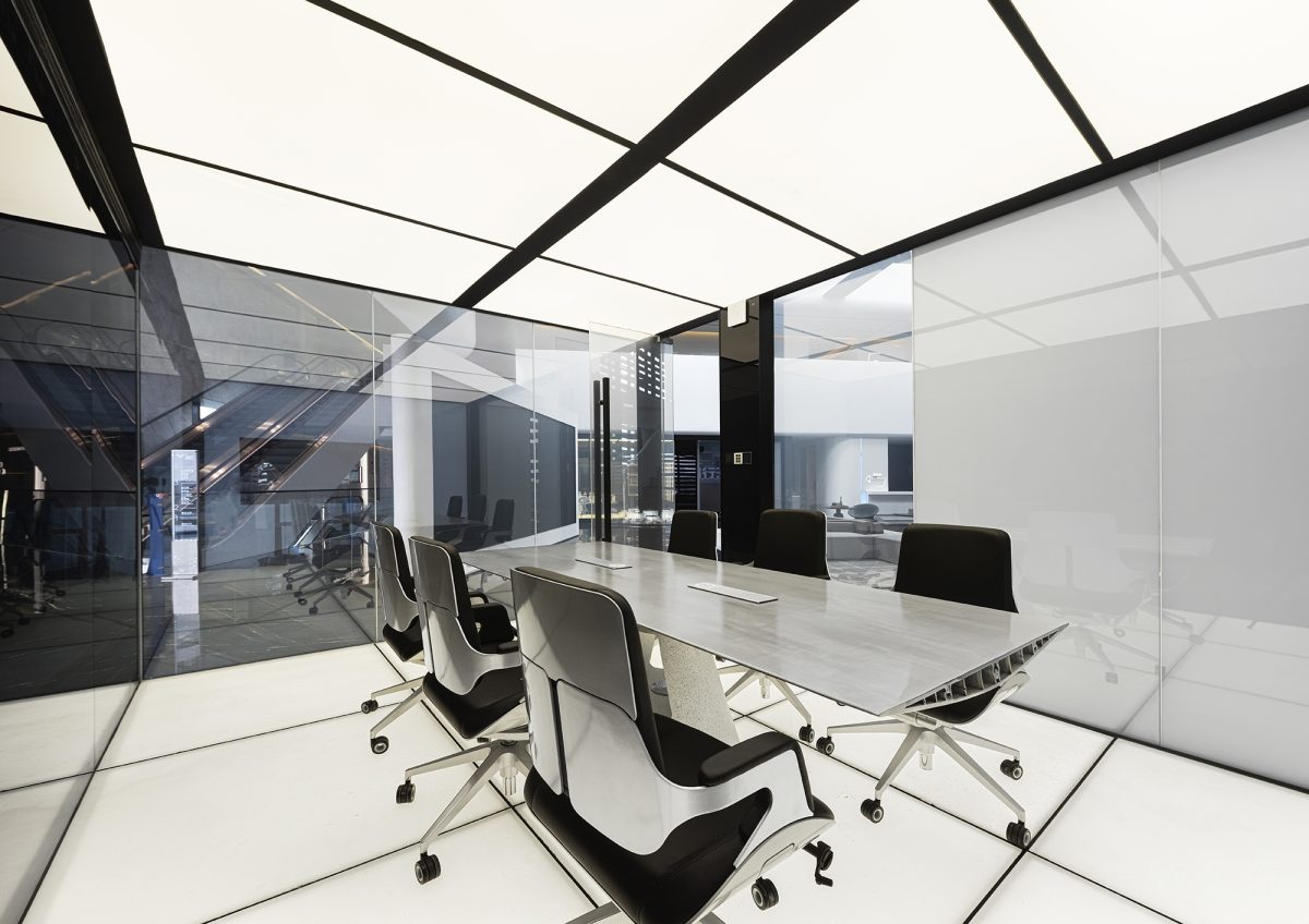 會(huì)議室暮色金屬效果裝修滑輪設(shè)計(jì)玻璃隔斷天花燈飾設(shè)計(jì)