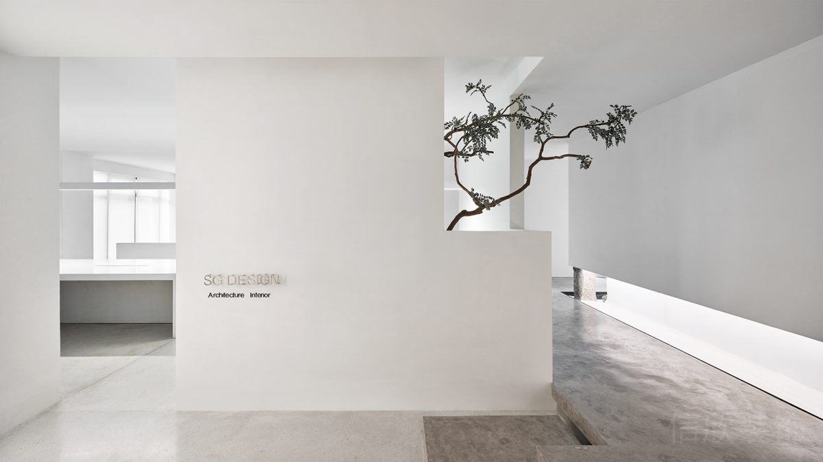 極簡風(fēng)白色墻體幾何線條裝修地臺效果木質(zhì)效果辦公室pvc地板效果