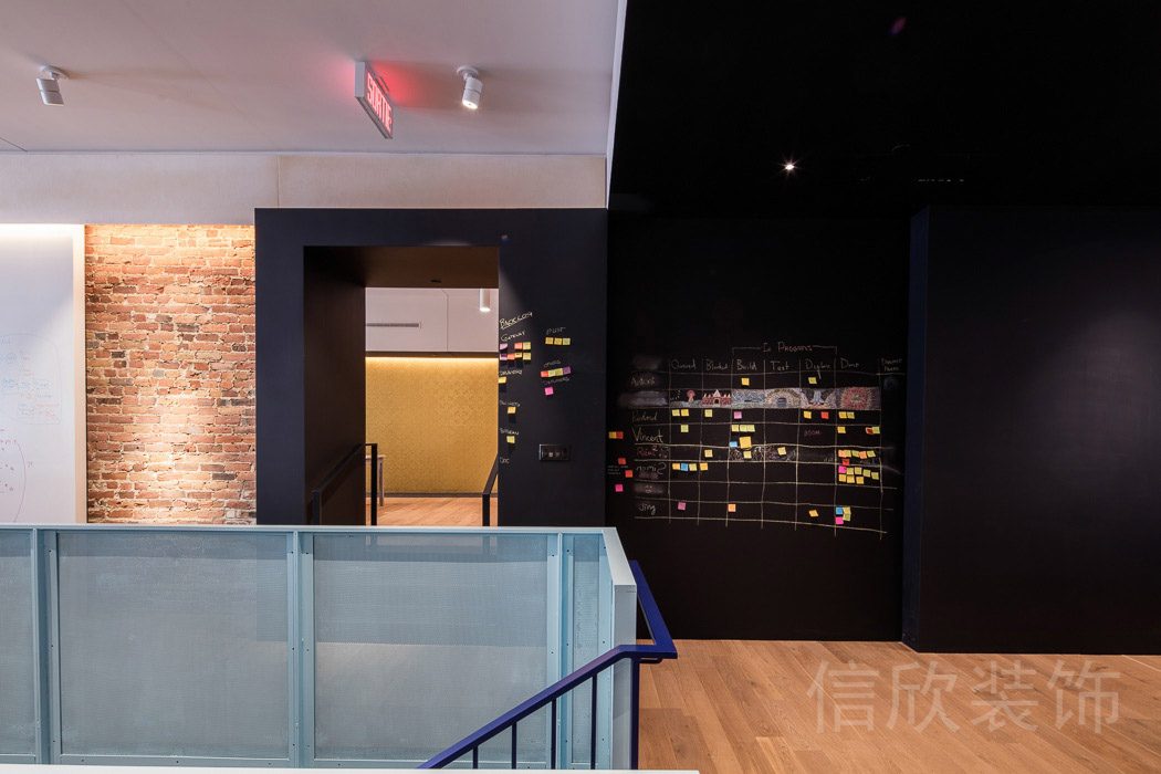 可涂鴉式墻壁設(shè)計藍色不銹鋼樓梯扶手裝修辦公室裝修效果圖