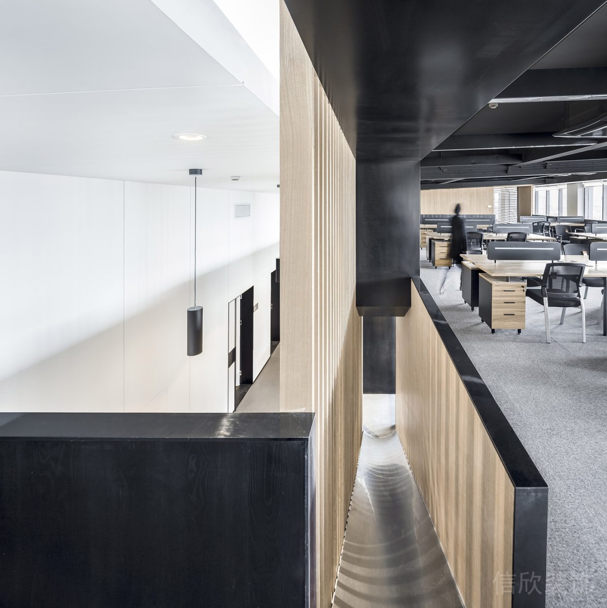 鋁合金滑滑梯設(shè)計灰色地毯裝修辦公室裝修設(shè)計圖