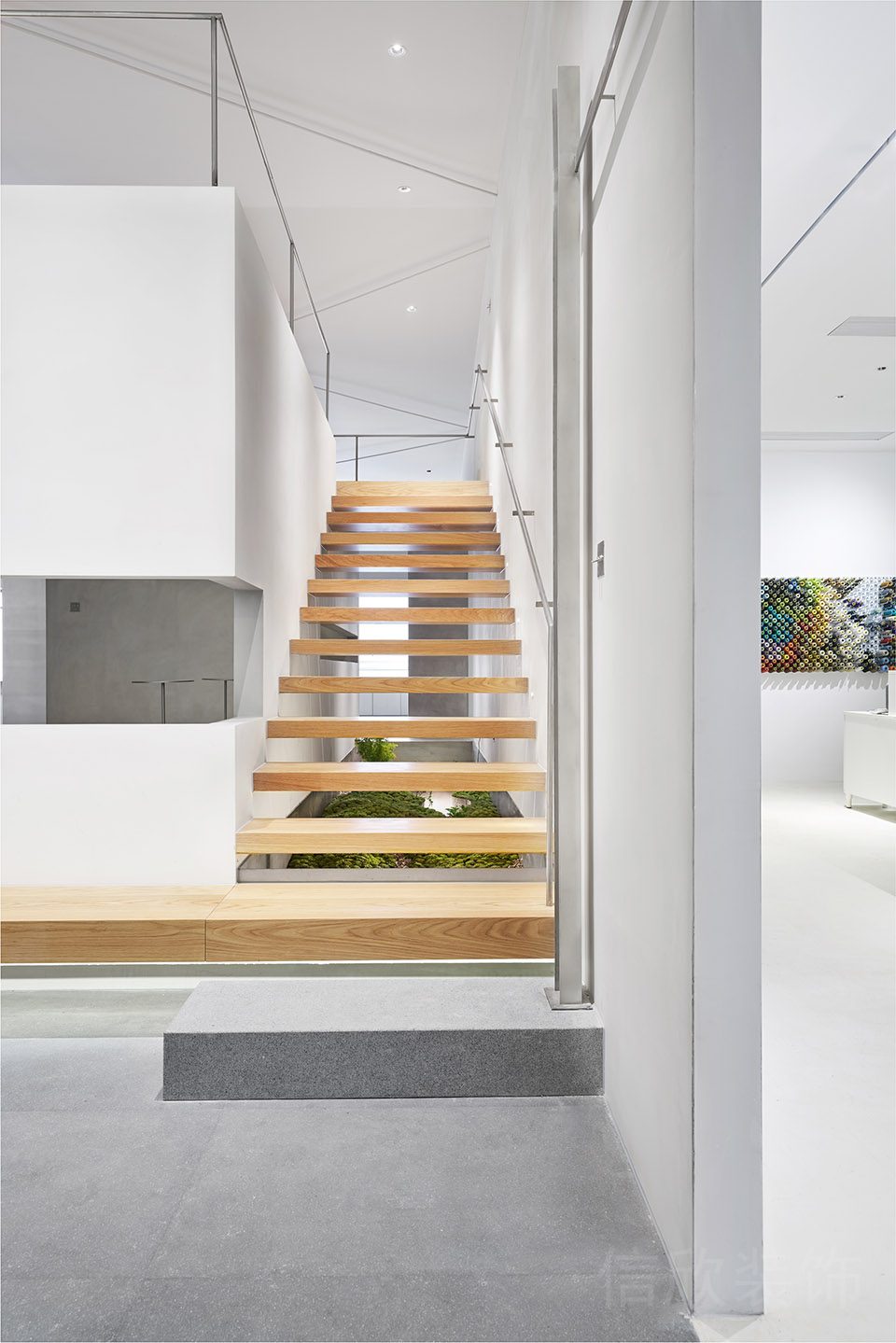 鏤空木質(zhì)階梯設(shè)計(jì)辦公室裝修白色墻體隔斷效果圖現(xiàn)代簡約風(fēng)