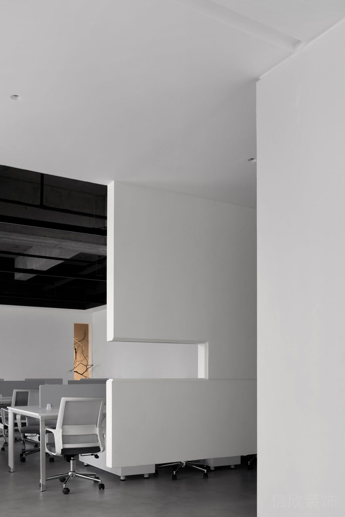 鏤空墻體隔斷效果白色幾何線條設(shè)計(jì)懸空辦公室