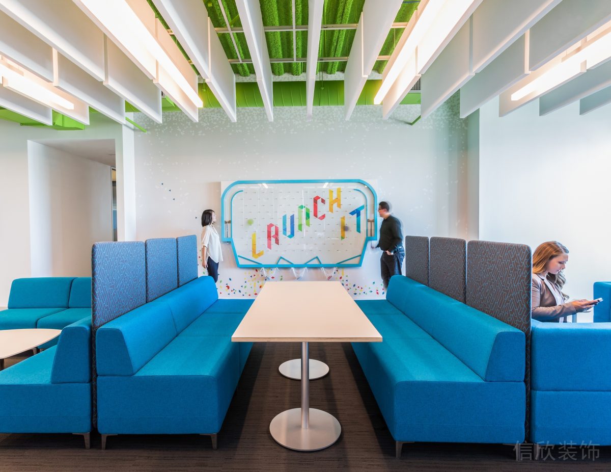 藍(lán)色調(diào)紡織沙發(fā)裝修綠色天花板設(shè)計(jì)辦公室就餐區(qū)裝修