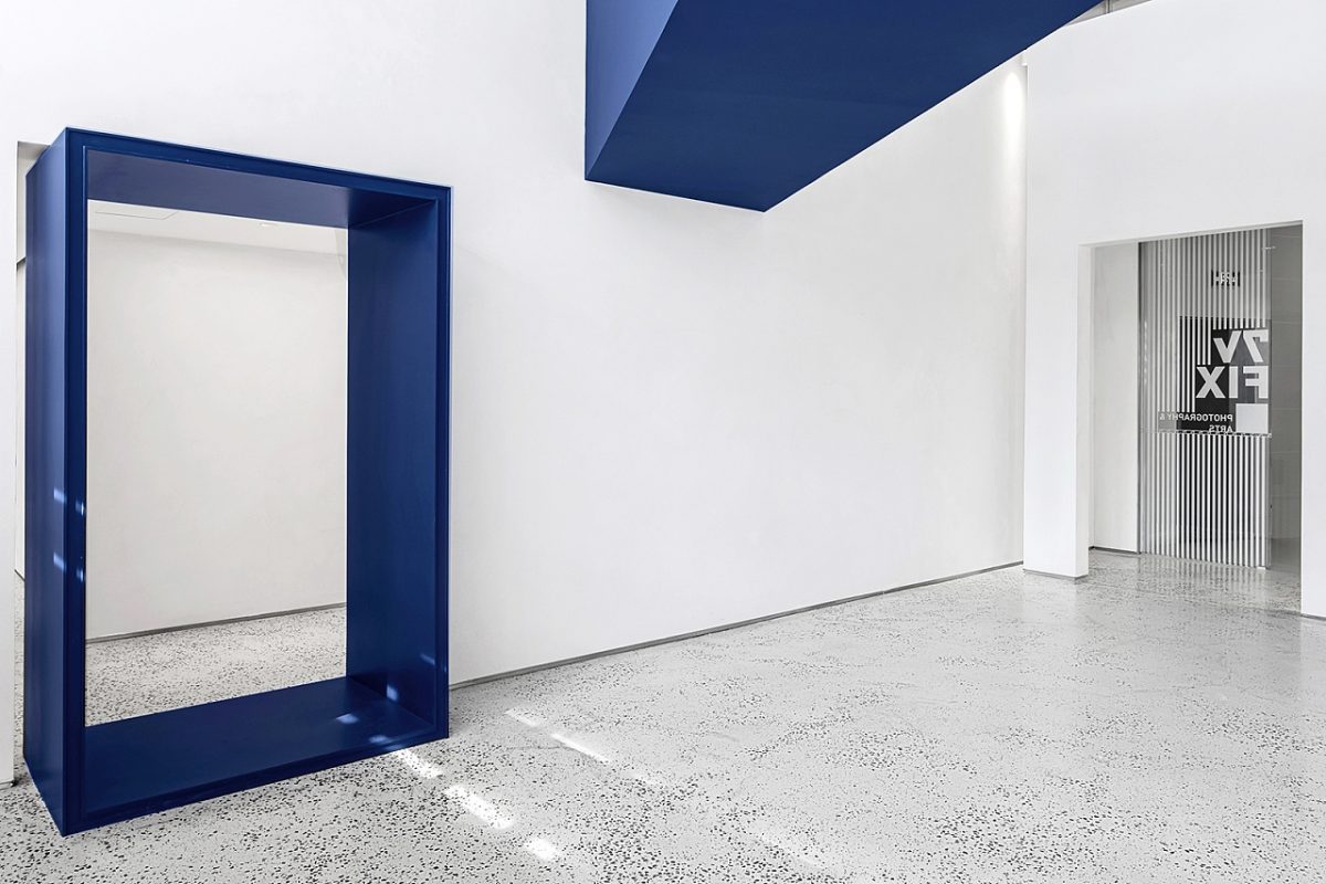 藍(lán)色環(huán)形過(guò)道設(shè)計(jì)極簡(jiǎn)風(fēng)裝修圖效果辦公室