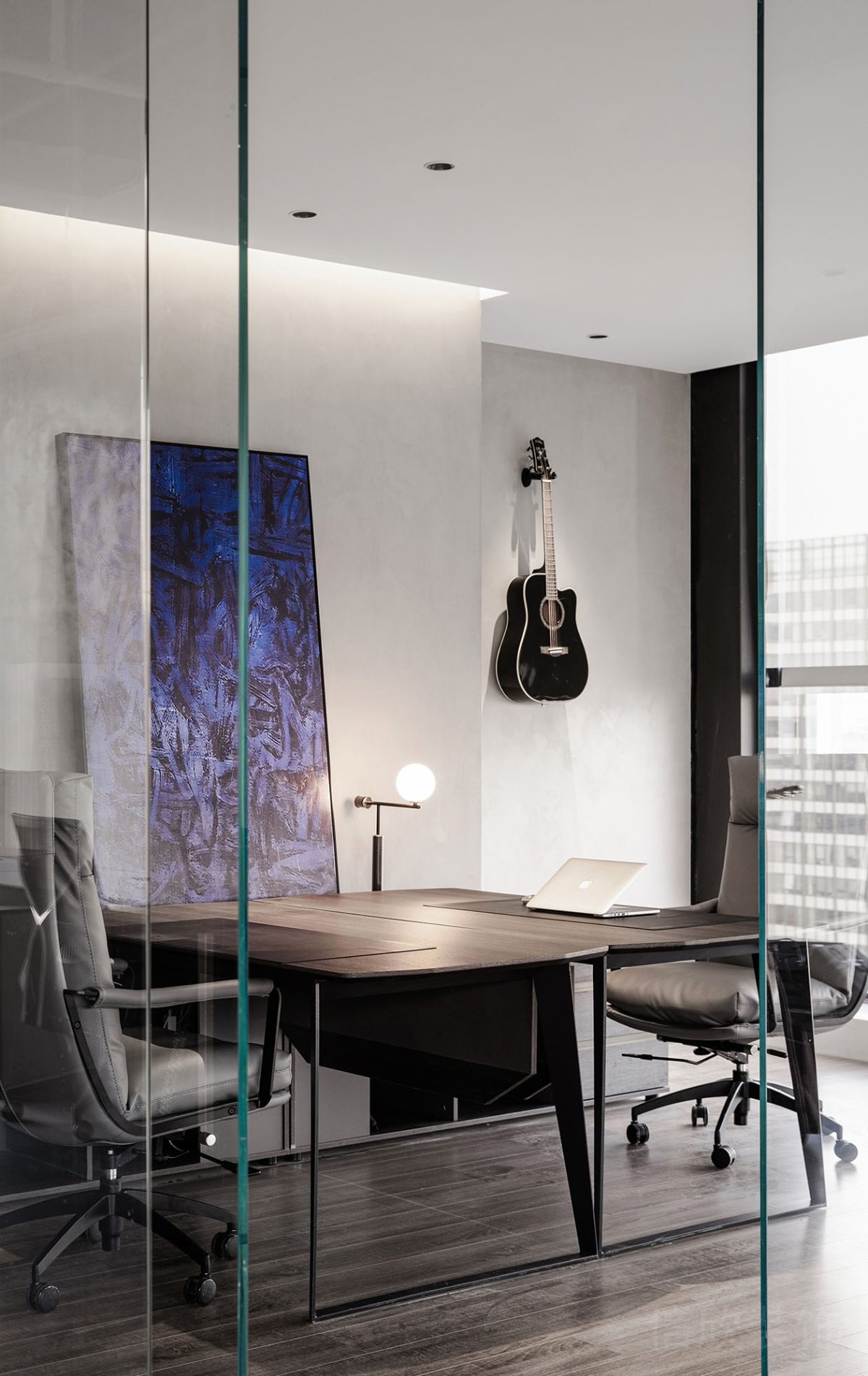 面對(duì)面式黑色效果金屬效果玻璃隔斷辦公室裝修圖