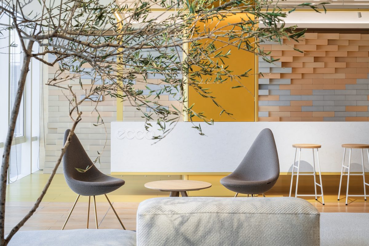 面對(duì)面設(shè)計(jì)洽談室墻磚漸變圖案設(shè)計(jì)直線(xiàn)式長(zhǎng)桌效果辦公室