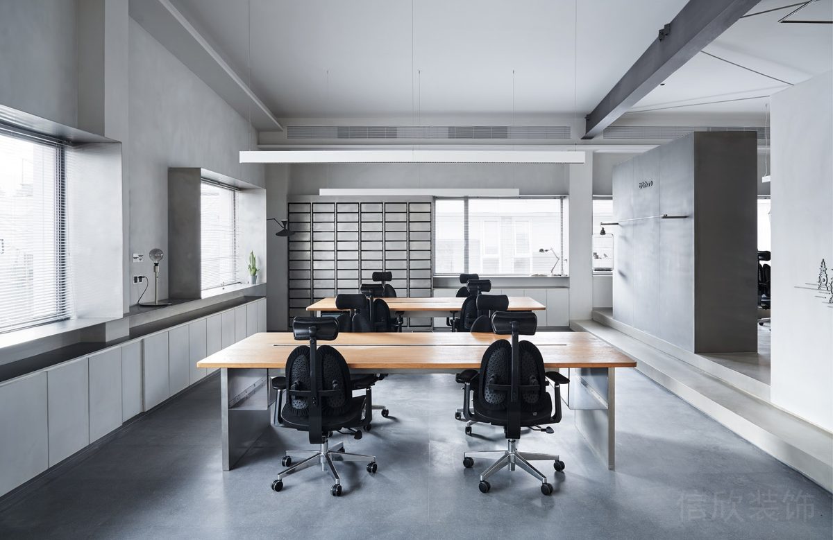 木質(zhì)工作桌工位設(shè)計(jì)工業(yè)風(fēng)鏤空地臺階梯過道效果半墻儲物區(qū)域