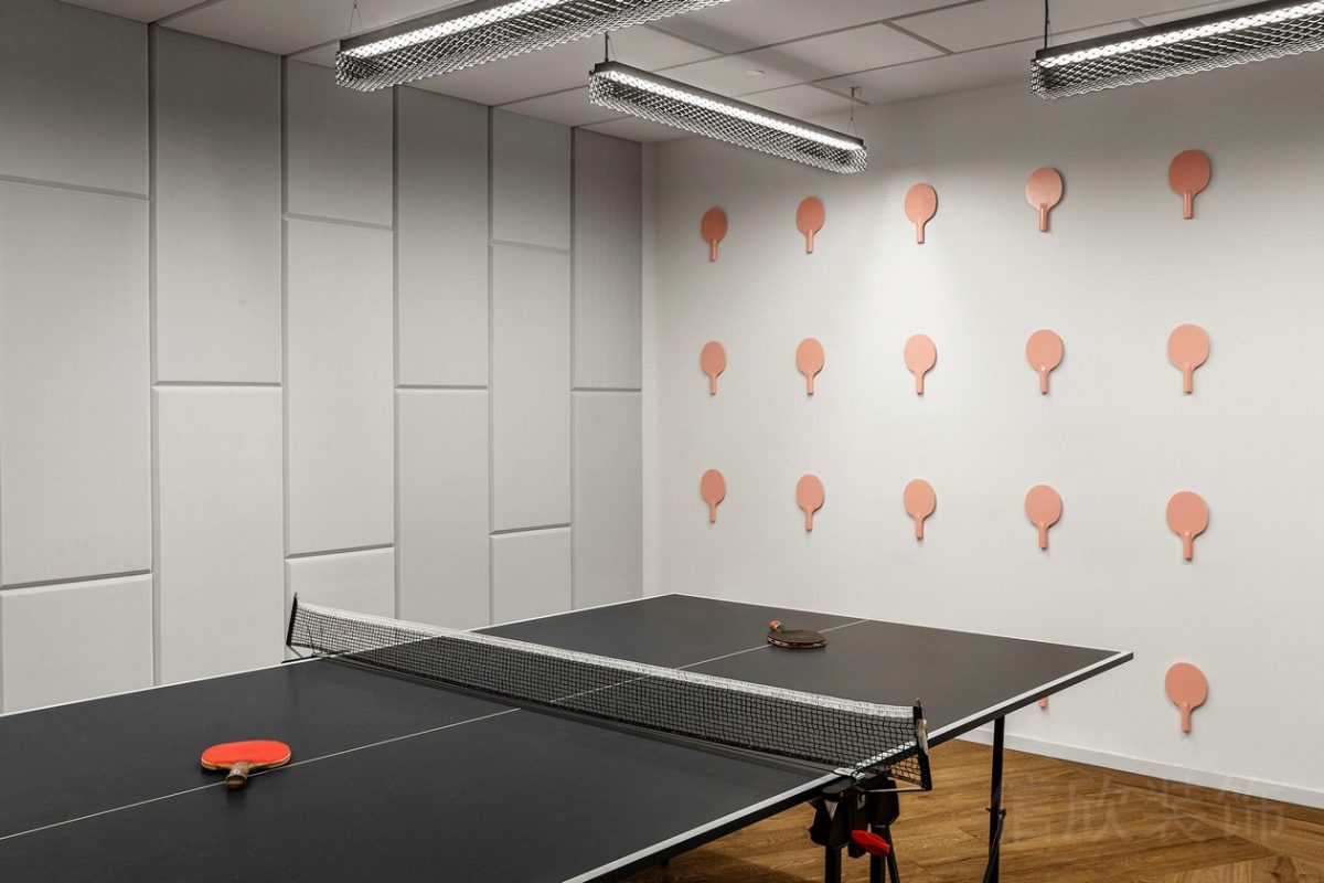 乒乓球裝修墻體設(shè)計(jì)效果休息區(qū)木飾面裝修金屬天花效果墻體皮革效果圖