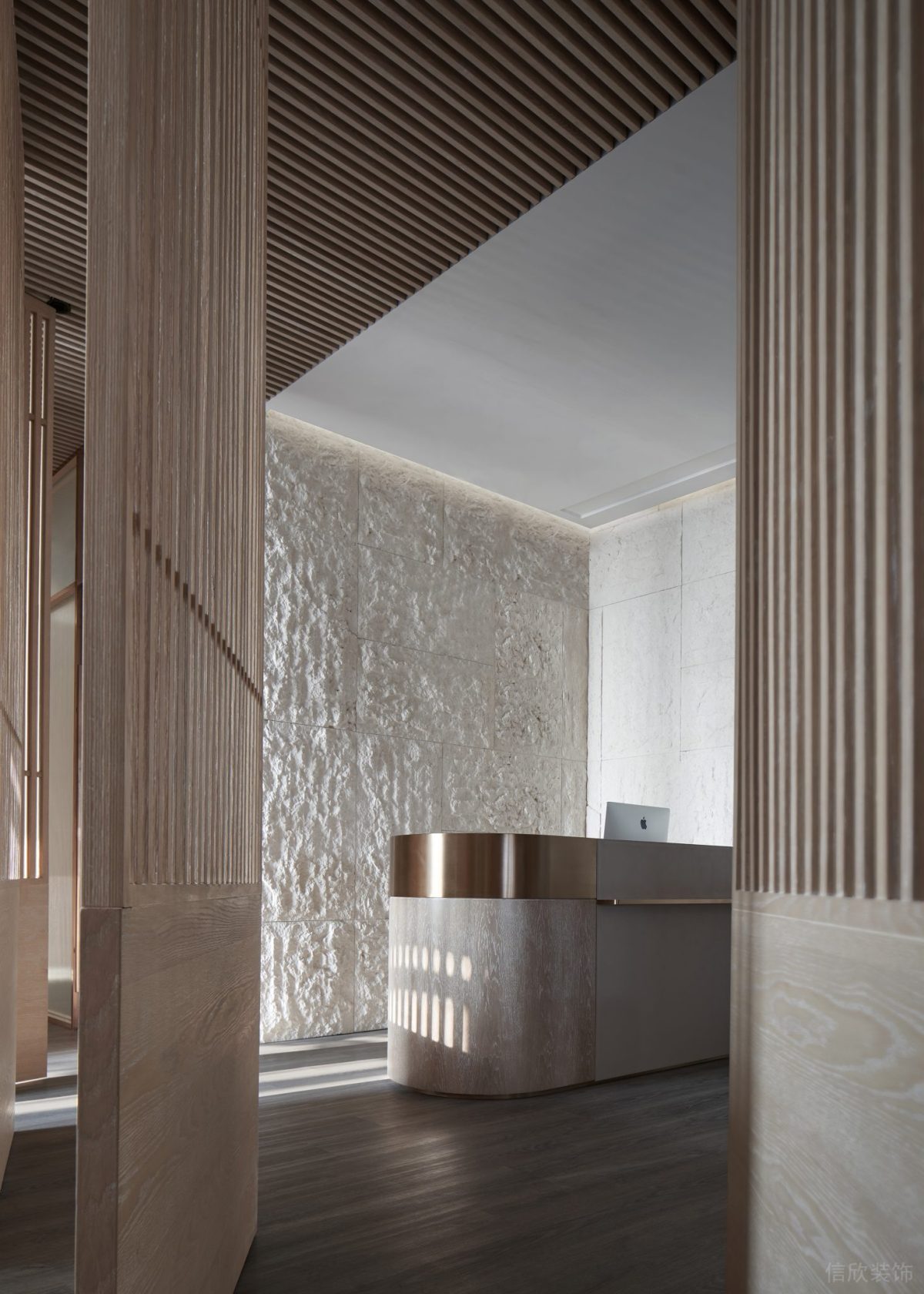 偏軸門木飾墻體隔斷效果前臺區(qū)辦公室大廳裝修石質肌理效果圖