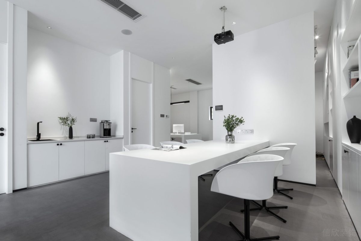 洽談區(qū)茶水間極簡風(fēng)辦公室白色設(shè)計(jì)半墻儲物柜效果