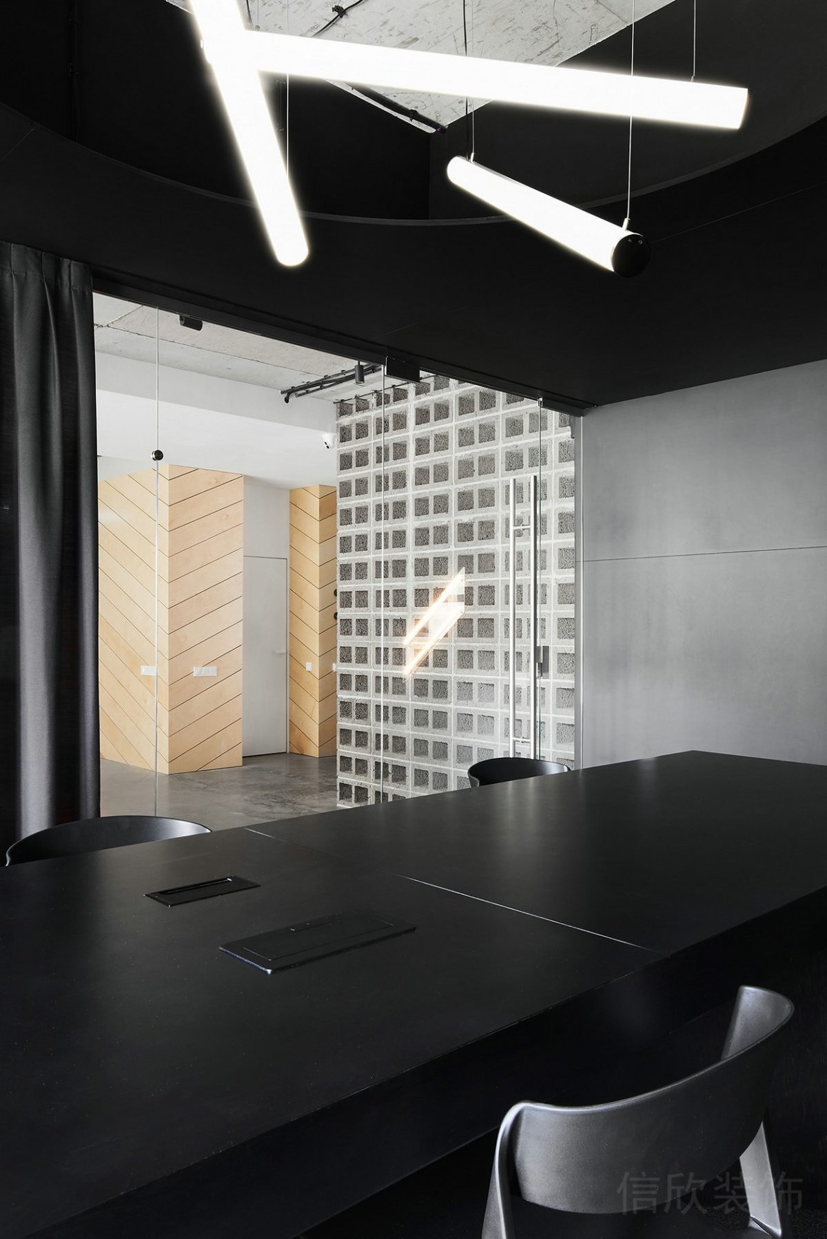 天花燈飾設(shè)計(jì)效果圖黑白色調(diào)會(huì)議室裝修墻體隔斷隔音高透玻璃現(xiàn)代商務(wù)風(fēng)辦公室裝修設(shè)計(jì)