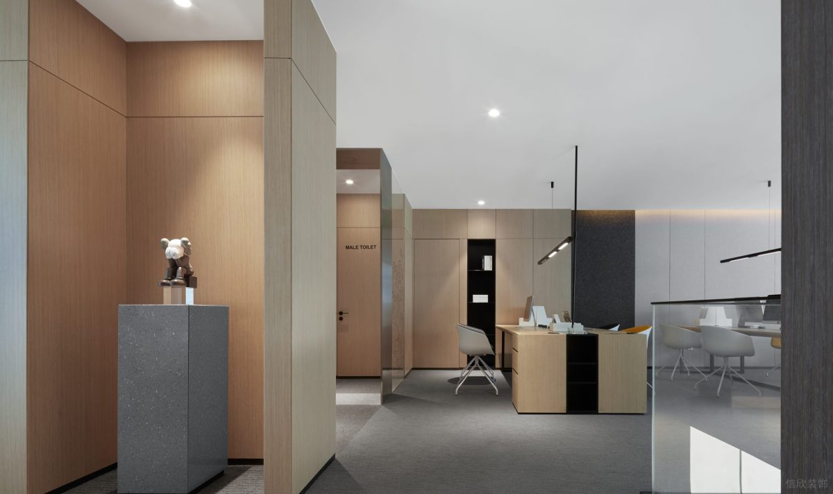 透明玻璃扶手設(shè)計(jì)原木風(fēng)門板墻壁置物柜裝修辦公室效果圖