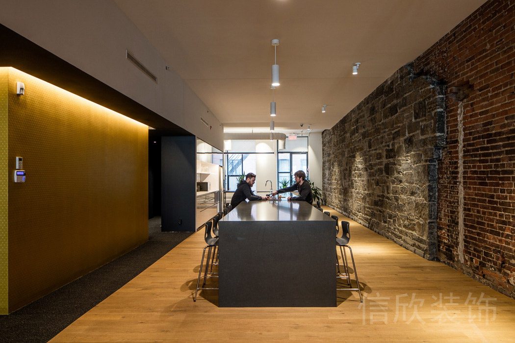 懸吊式圓柱形射燈裝修原木風地板設(shè)計辦公室就餐區(qū)裝修設(shè)計效果圖