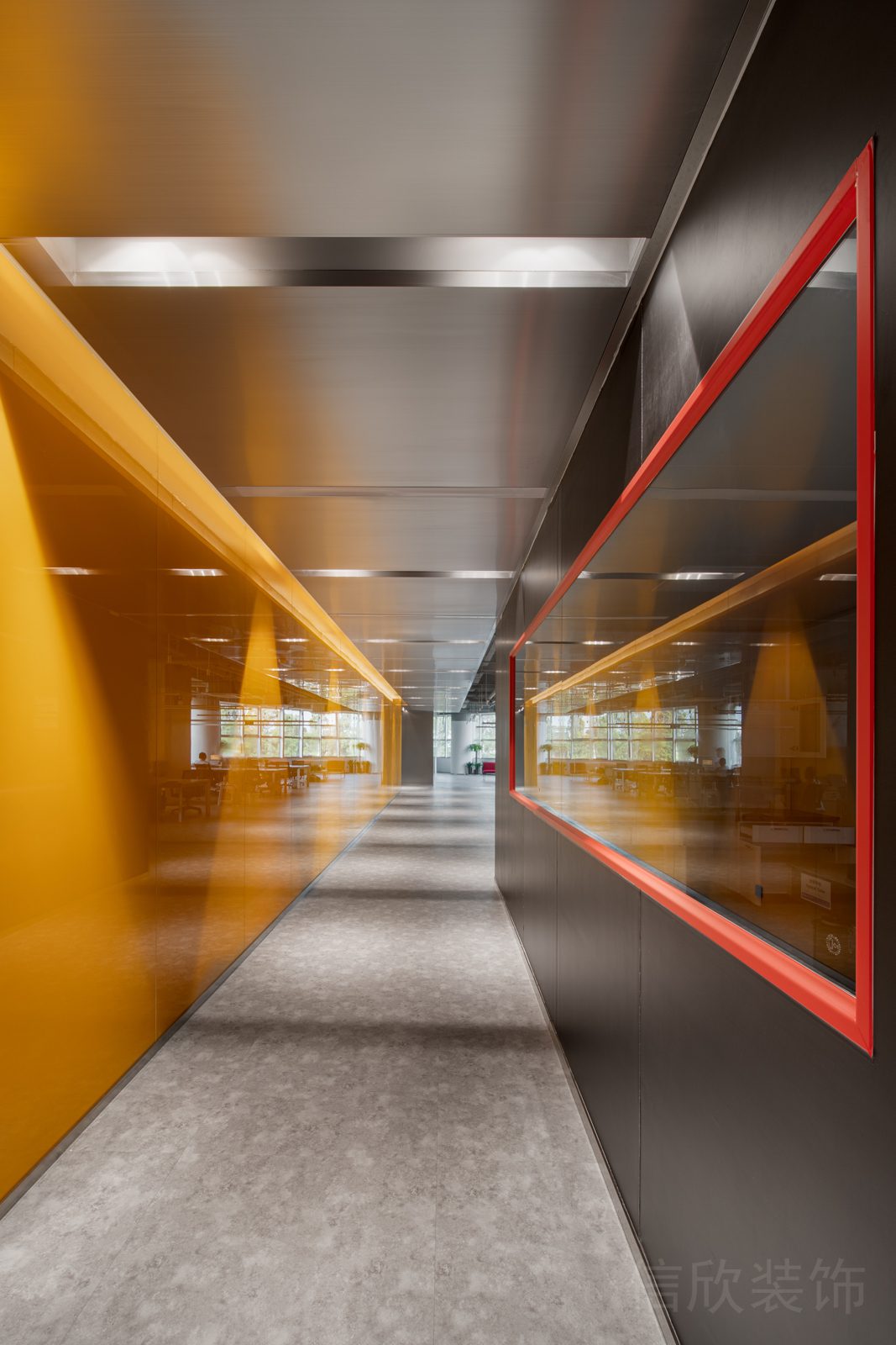 亞克力材質(zhì)橙紅色設(shè)計(jì)直線式過(guò)道走廊裝修圖辦公室