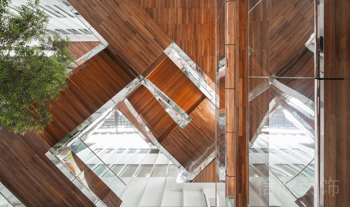 原木樓梯裝修玻璃面板扶手設(shè)計(jì)辦公室走廊效果圖