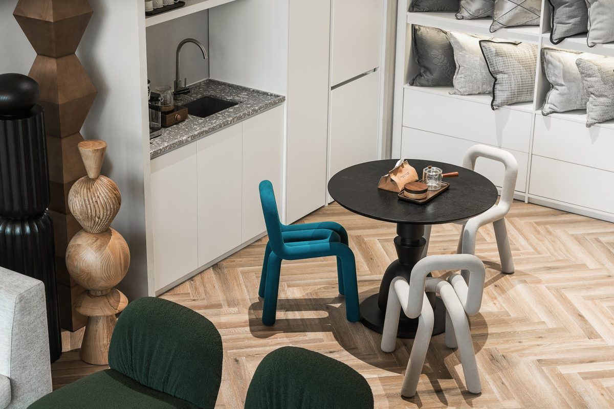 藝術(shù)座椅軟裝藝術(shù)感色彩搭配木質(zhì)地板裝修效果辦公室