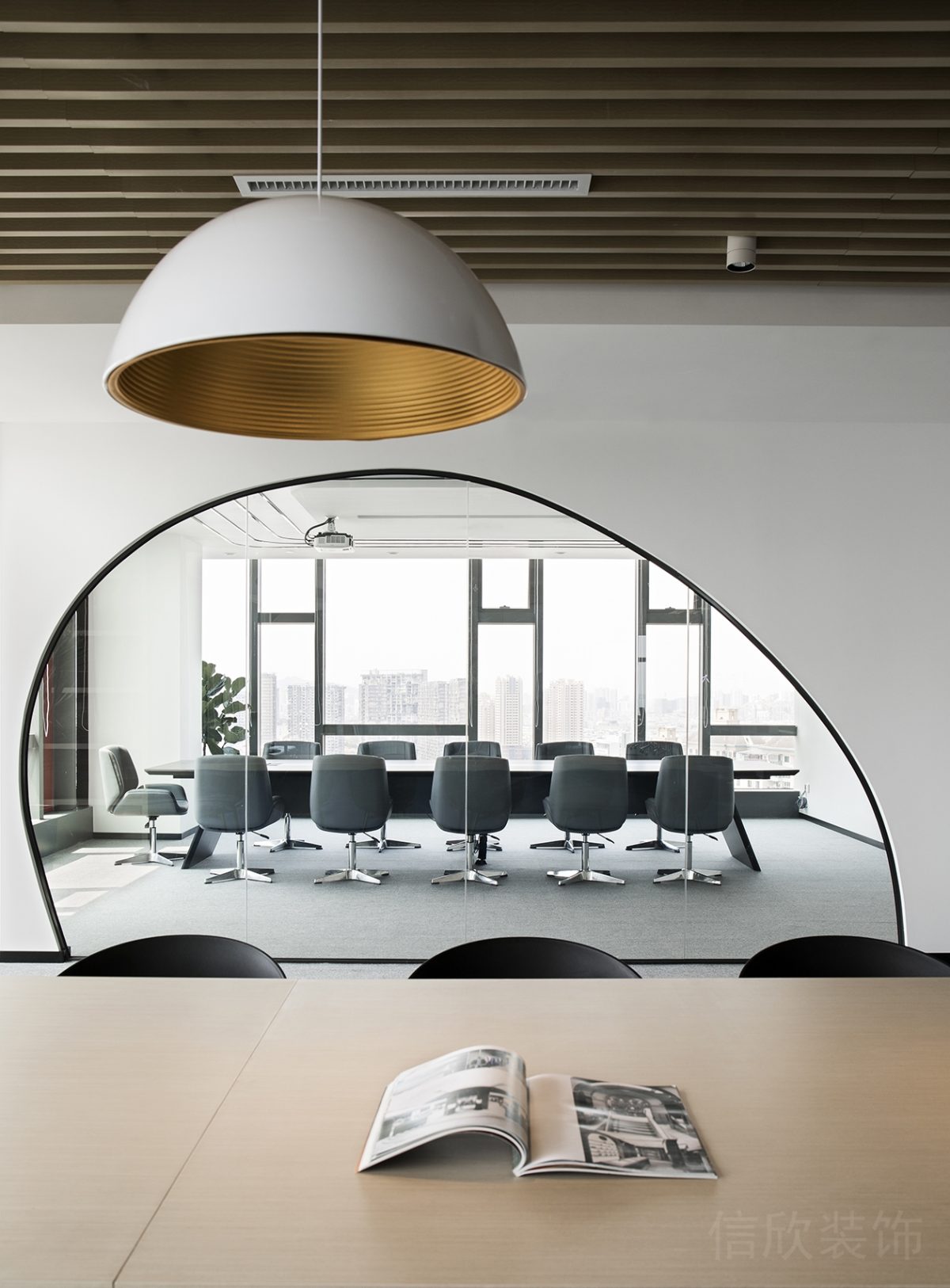 圓形金屬天花吊頂效果直線式會(huì)議室木飾面設(shè)計(jì)圖辦公室