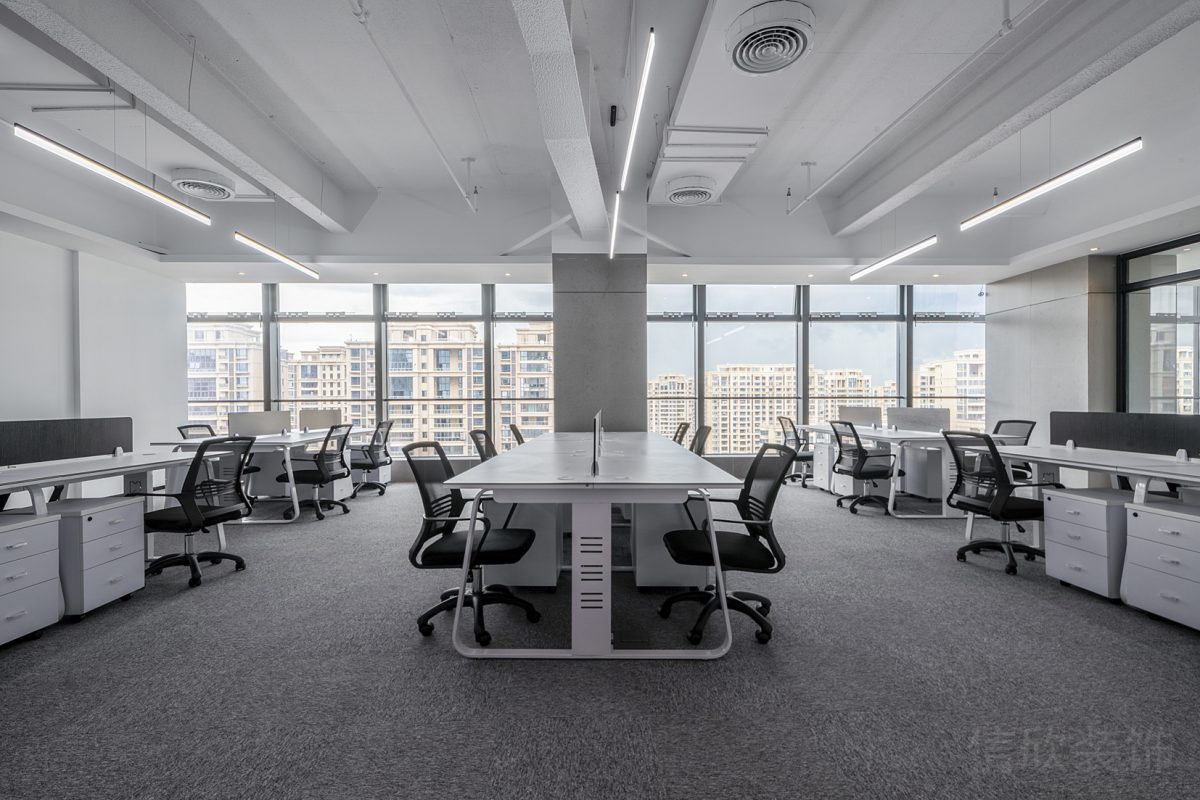 對稱式多人工位設計效果黑白色調(diào)燈飾設計裝修深圳辦公室設計