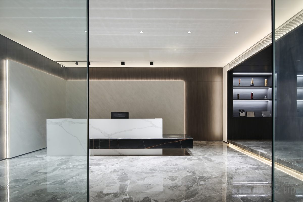 大理石瓷磚設計效果前臺區(qū)黑白色調(diào)設計環(huán)形木飾面圓角燈飾輕奢風前臺區(qū)辦公室