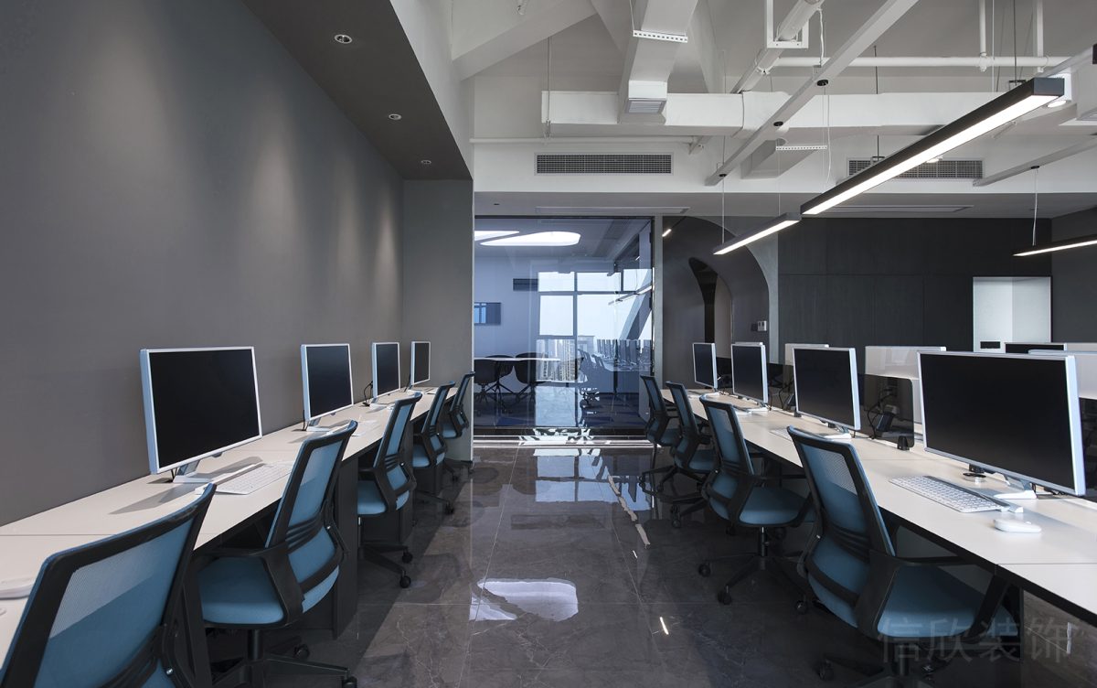 工位設計辦公室裝修天花燈飾吊頂現(xiàn)代簡約風直線長桌裝修