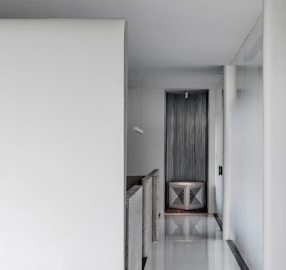 灰色調(diào)效果裝修大理石瓷磚效果裝修黑色墻體隔斷裝修過道辦公室設(shè)計