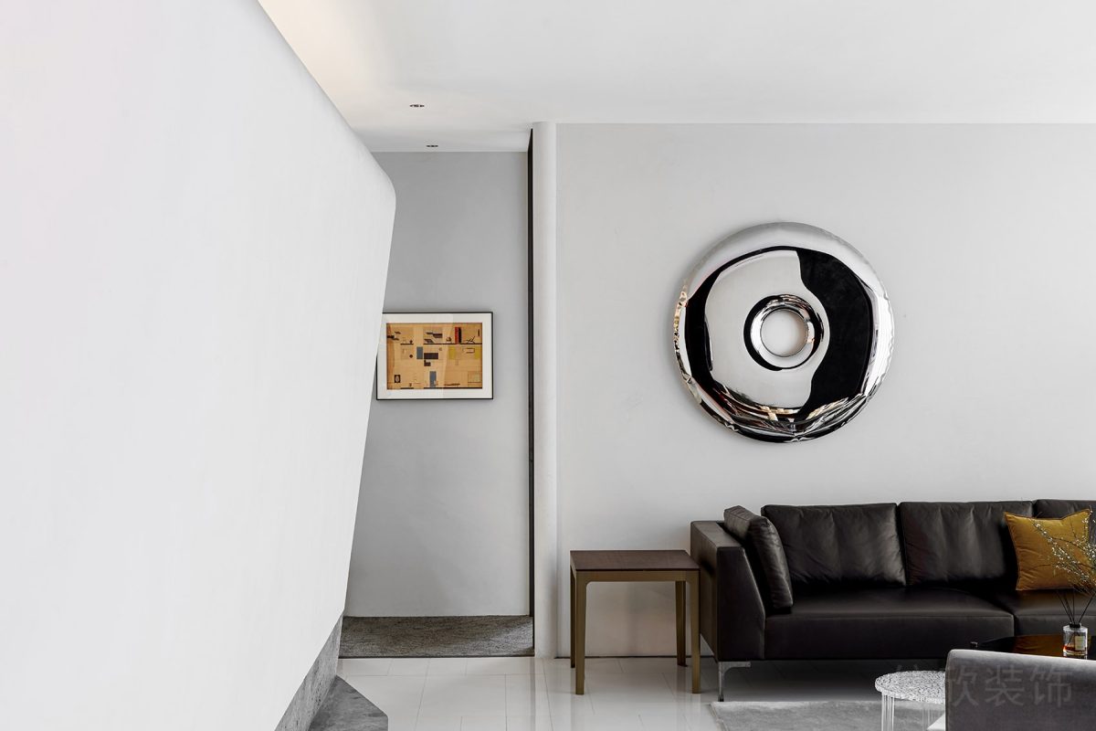 鏡面墻體圓形設(shè)計效果黑色皮革沙發(fā)裝修效果