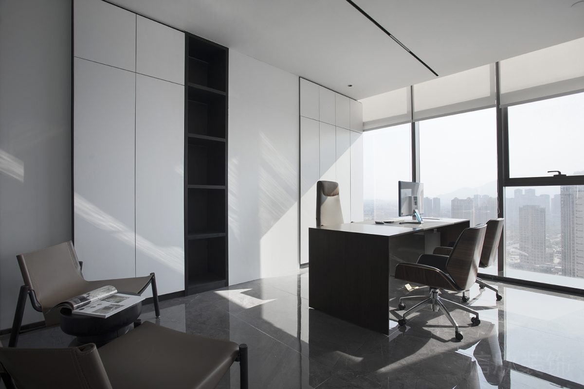 老板辦公室現(xiàn)代商務風寫字樓玻璃隔斷設計黑白色調(diào)墻柜效果