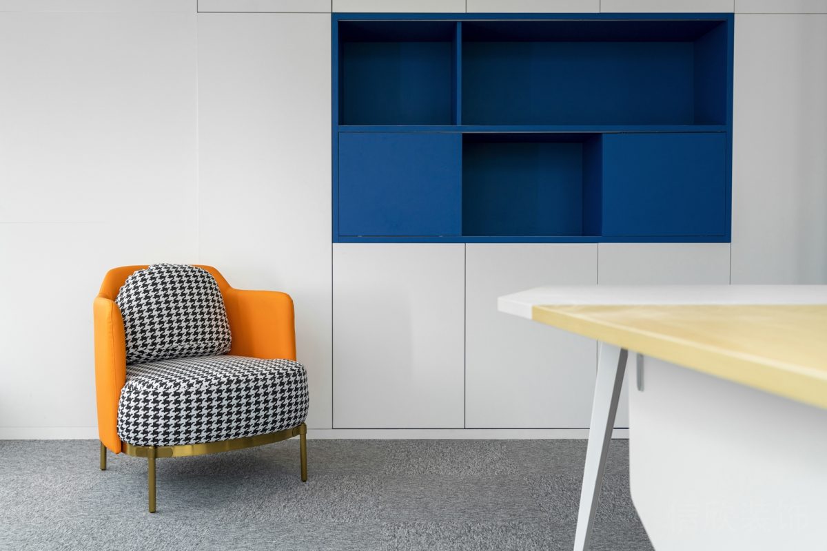 藍色墻柜灰色地毯設(shè)計效果裝修白色墻體設(shè)計辦公室設(shè)計圖