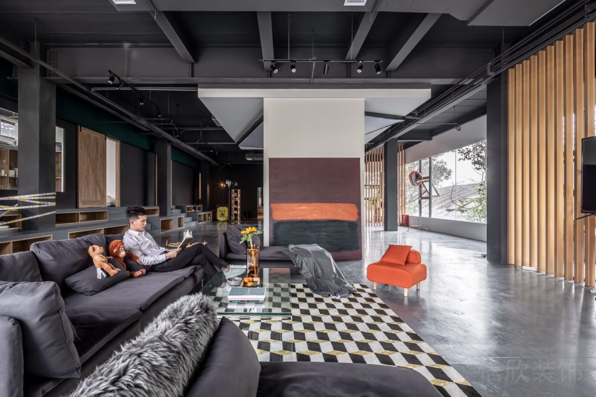 木質(zhì)工作室裝修天花效果棋盤格效果裝修絨面沙發(fā)灰色調(diào)效果