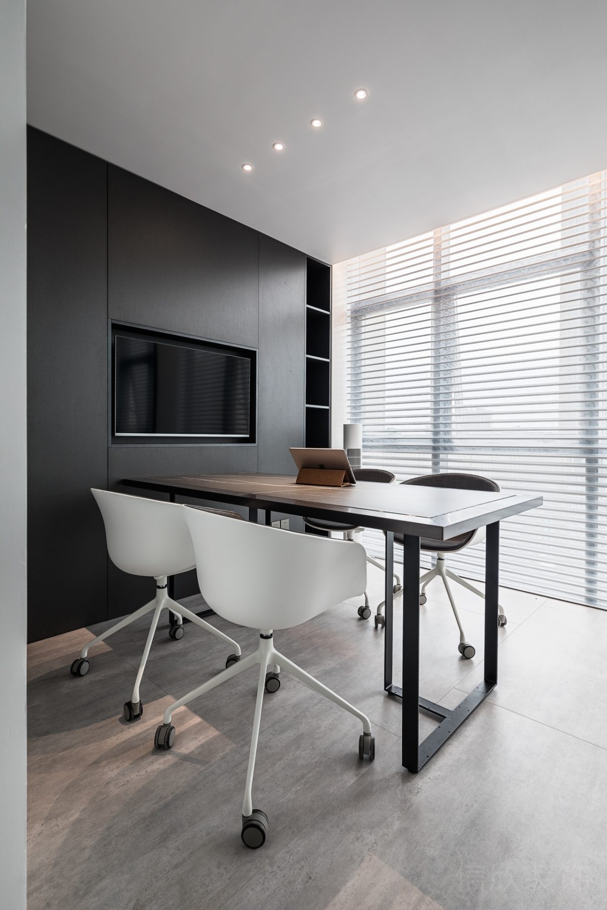 木質(zhì)工作桌會議室小型空間深圳工作室裝修現(xiàn)代簡約風墻體內(nèi)嵌式顯示屏效果