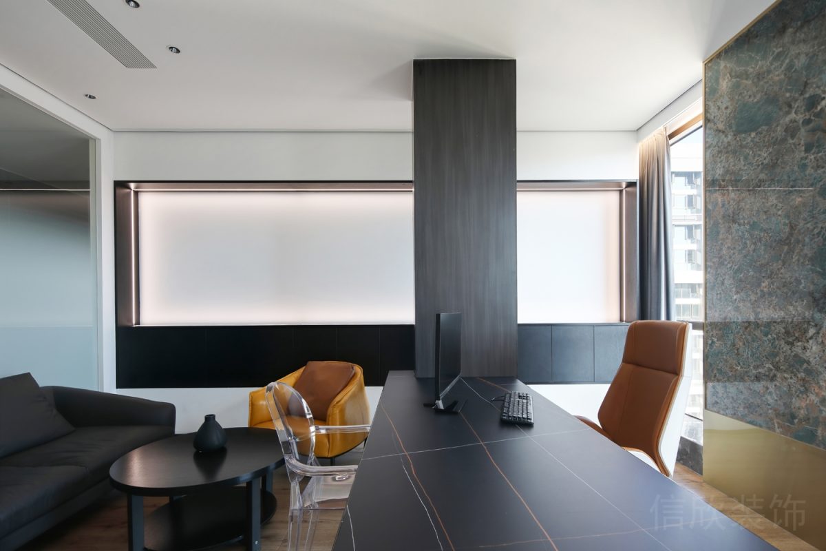 木質(zhì)黑色墻柱效果會議室裝修總裁辦公室設計深圳商務風待客區(qū)設計