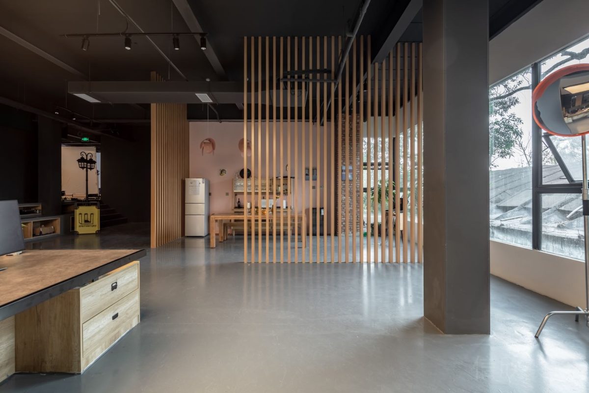 木質(zhì)鏤空墻體隔斷半墻灰色墻體設(shè)計效果辦公室