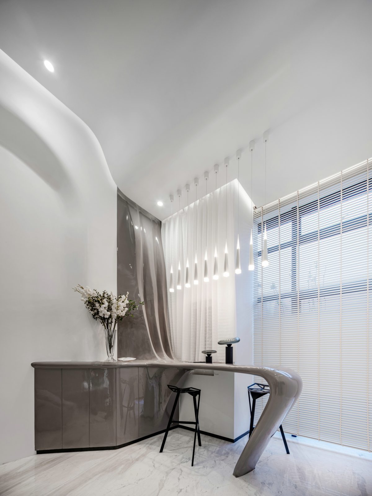 棕色調(diào)烤漆光面效果拐角置物柜效果裝修天花吊頂效果百葉窗裝修