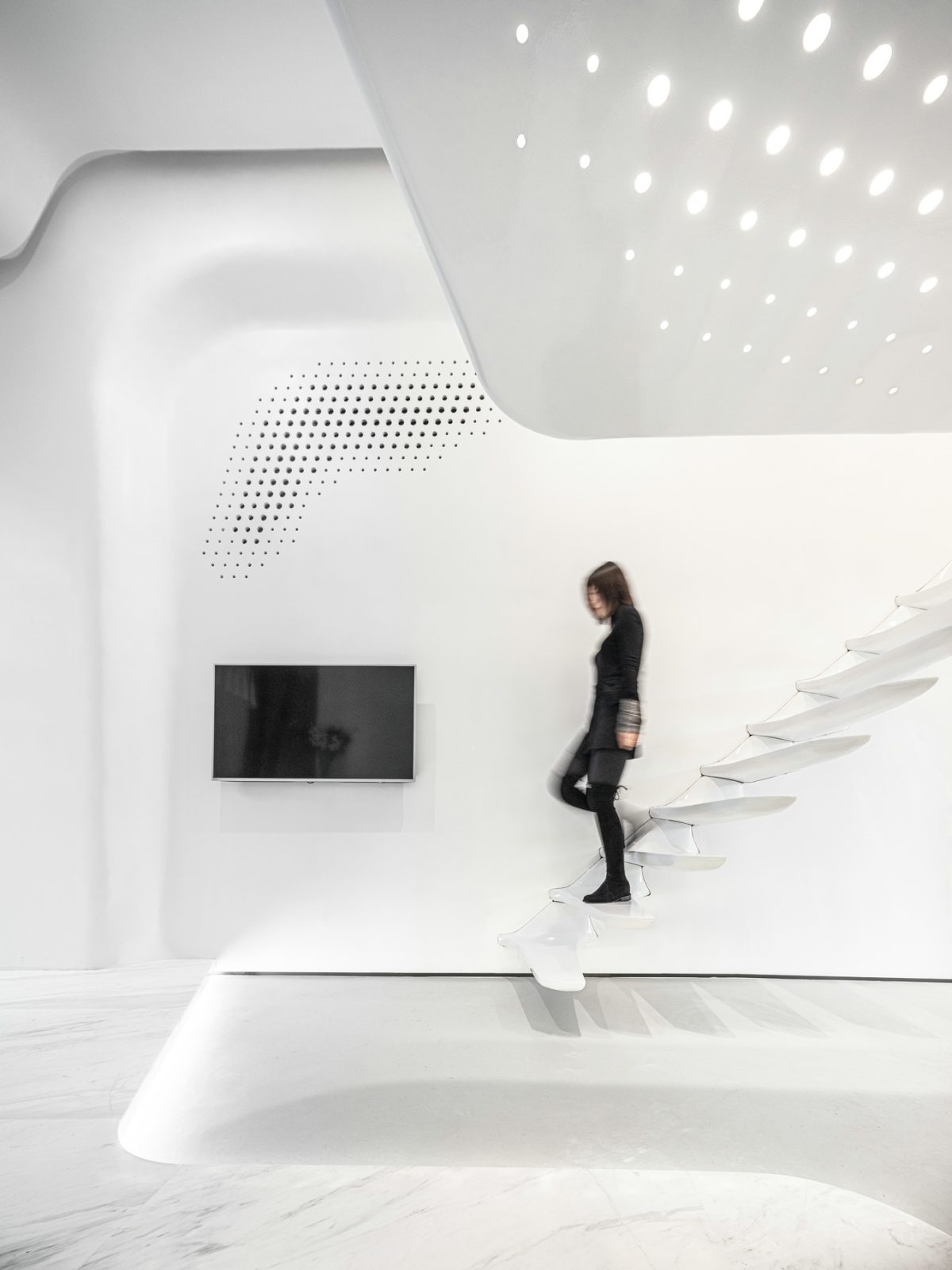 辦公室裝修設(shè)計(jì)無扶手過道鏤空設(shè)計(jì)效果環(huán)形腳燈效果圖