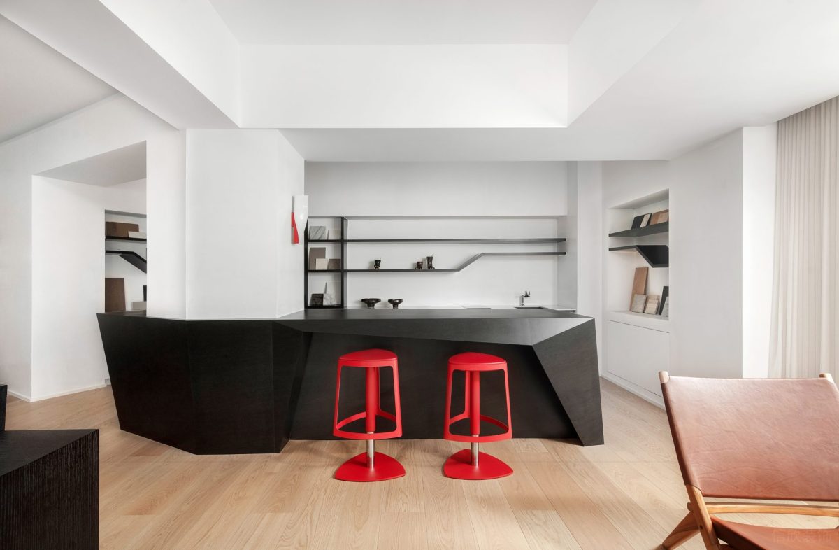 半墻十二設(shè)計(jì)效果圖裝修紅色高腳椅內(nèi)嵌式白色收納墻柜