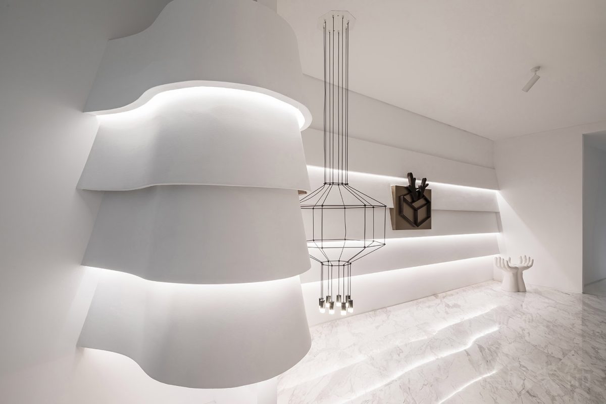 層疊辦公室裝修設(shè)計(jì)效果天花金屬吊頂大理石過道裝修設(shè)計(jì)白色led燈飾